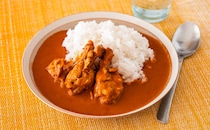 「冷蔵庫にストックしてる」【セブン】人気店監修の手羽元入りカレーが美味すぎる