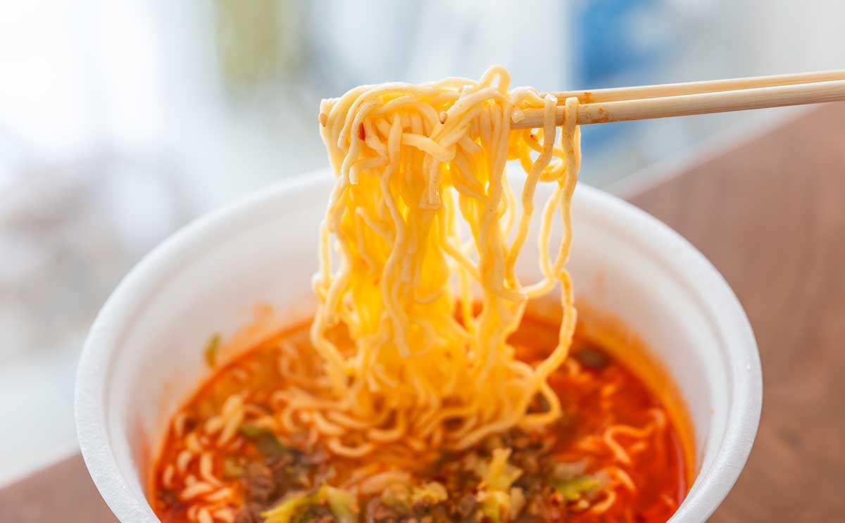 【セブン新発売】麺量2倍の超大盛カップ麺がピリ辛で美味い