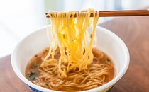 「カップ麺の最高峰」塩ラーメンの銘店が監修した【日清食品】の新商品とは