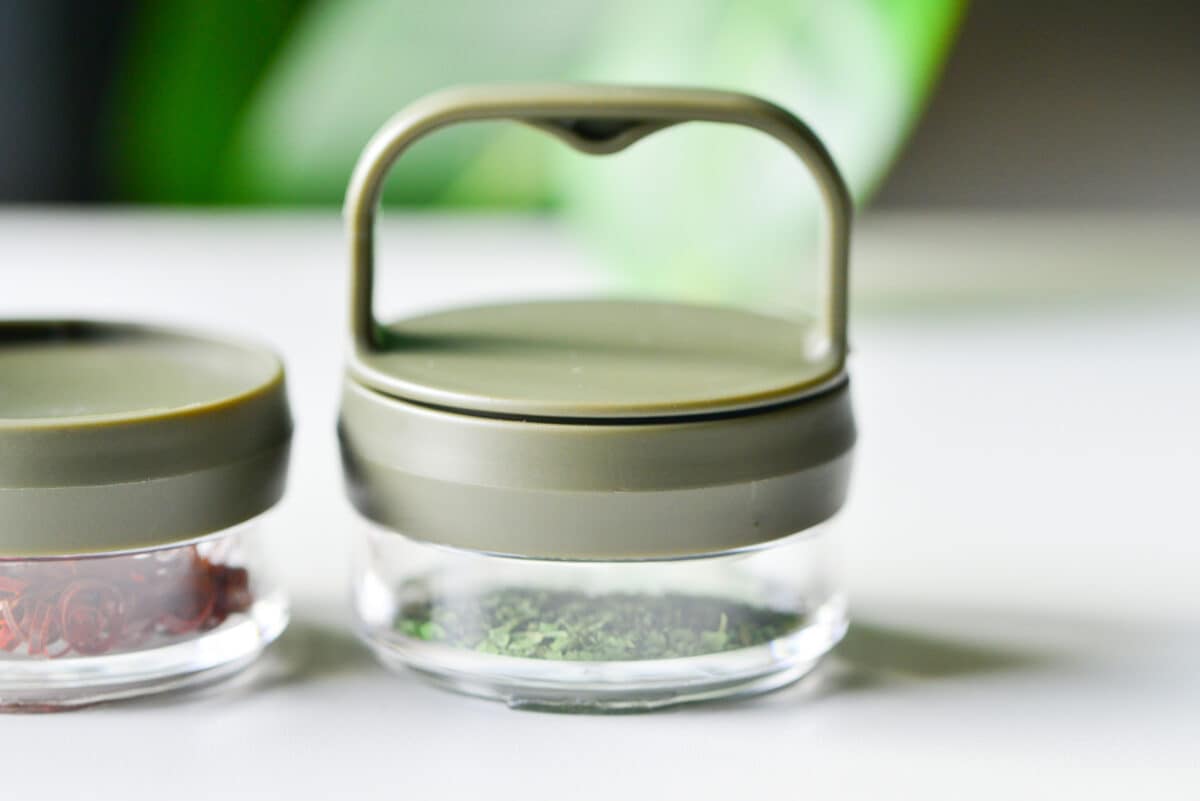 ダイソーの調味料入れがおすすめ!便利なワンタッチやキャンプ用も紹介