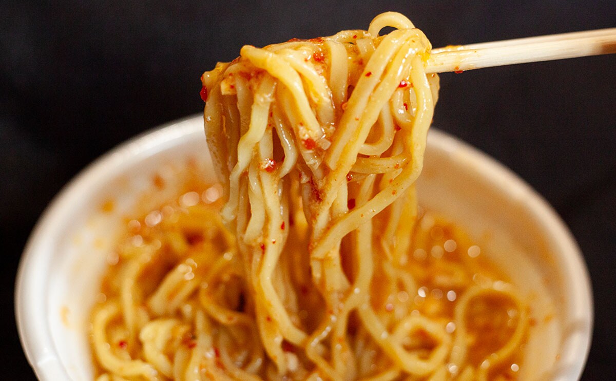 外出前は要注意！にんにくガンガンの【セブン】スタミナチルド麺