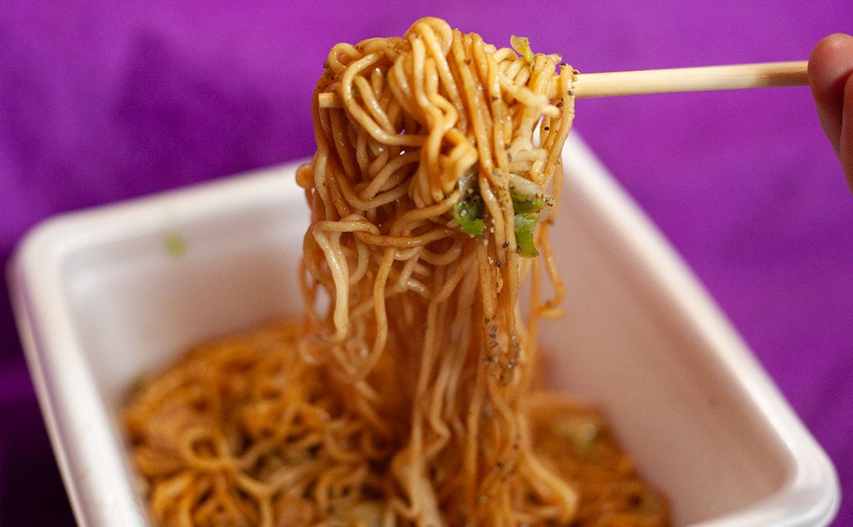 「スパイシー」「パンチ力抜群」【日清】『U.F.O.』新作はまさかの手羽先味!?