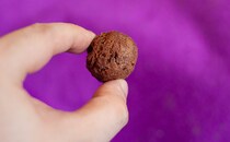 16個入りで181円。ポイポイ食べちゃう【セブン】の“茶色いボール”の正体は!?