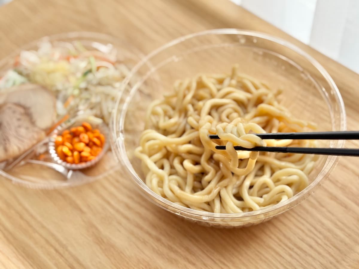 ニンニクたっぷりで「キマりました」【ファミマ】名店監修の冷しまぜそば