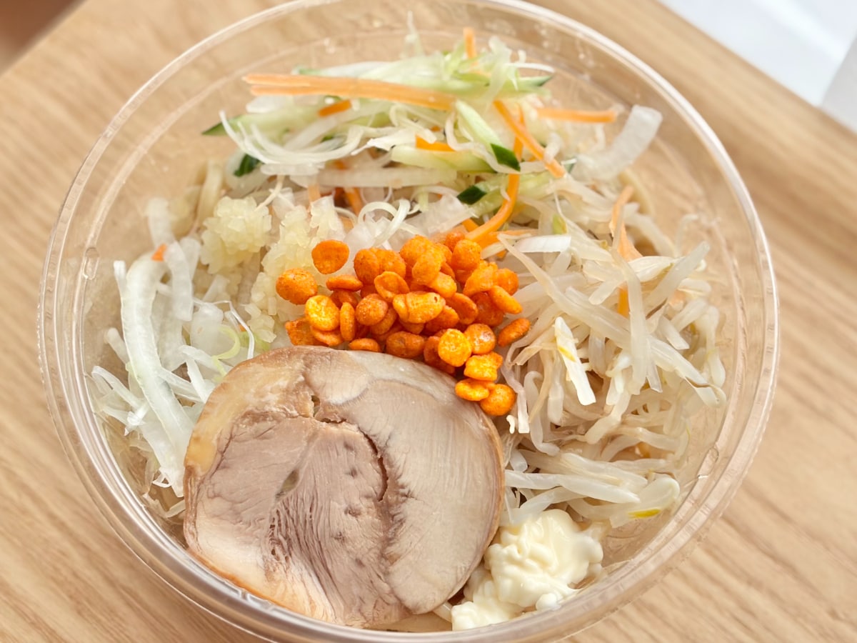 ニンニクたっぷりで「キマりました」【ファミマ】名店監修の冷しまぜそば