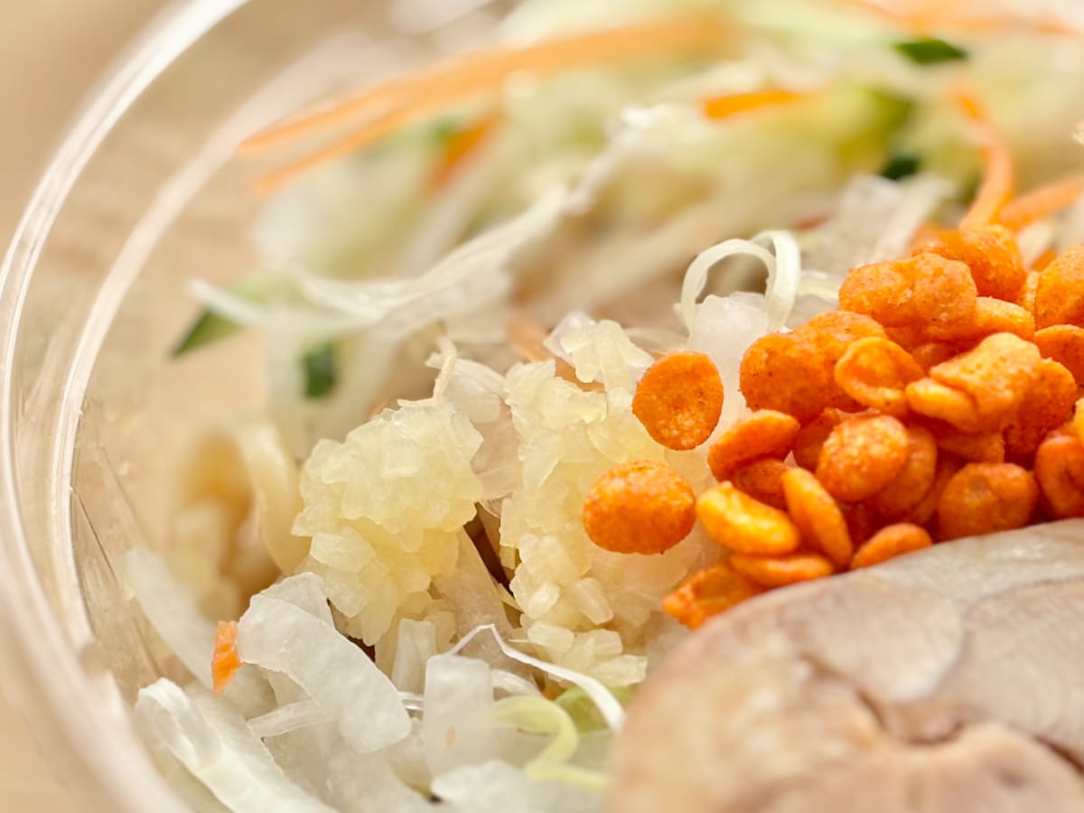 ニンニクたっぷりで「キマりました」【ファミマ】名店監修の冷しまぜそば