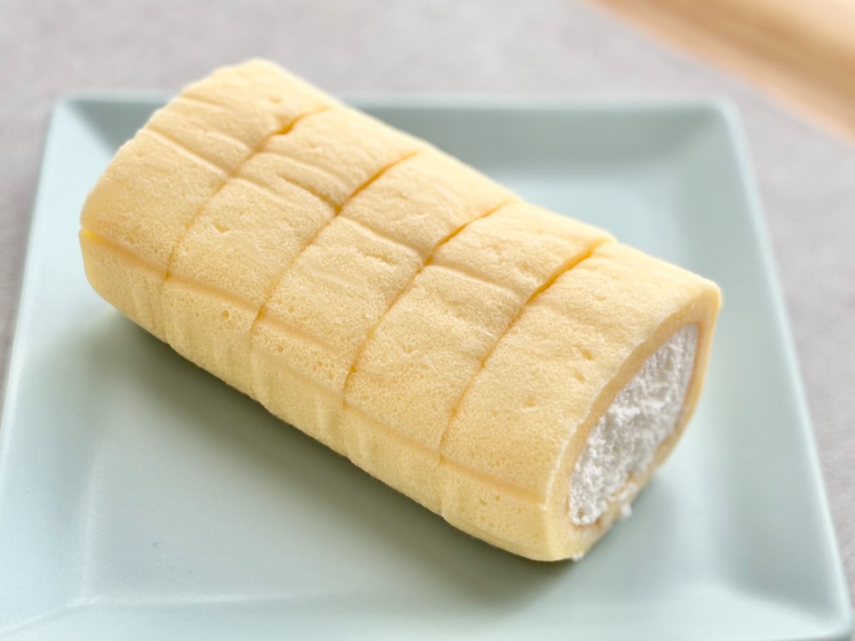 もっちり感がスゴすぎ！【ファミマ】1個66円の新作ロールケーキを実食