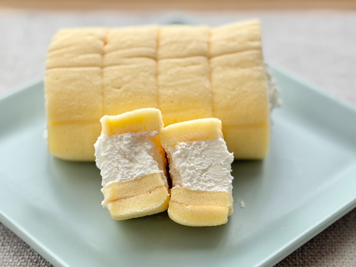 もっちり感がスゴすぎ！【ファミマ】1個66円の新作ロールケーキを実食