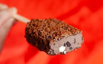 「美味すぎる」と話題。“黒×黒”のコラボアイスが爆売れの予感!?
