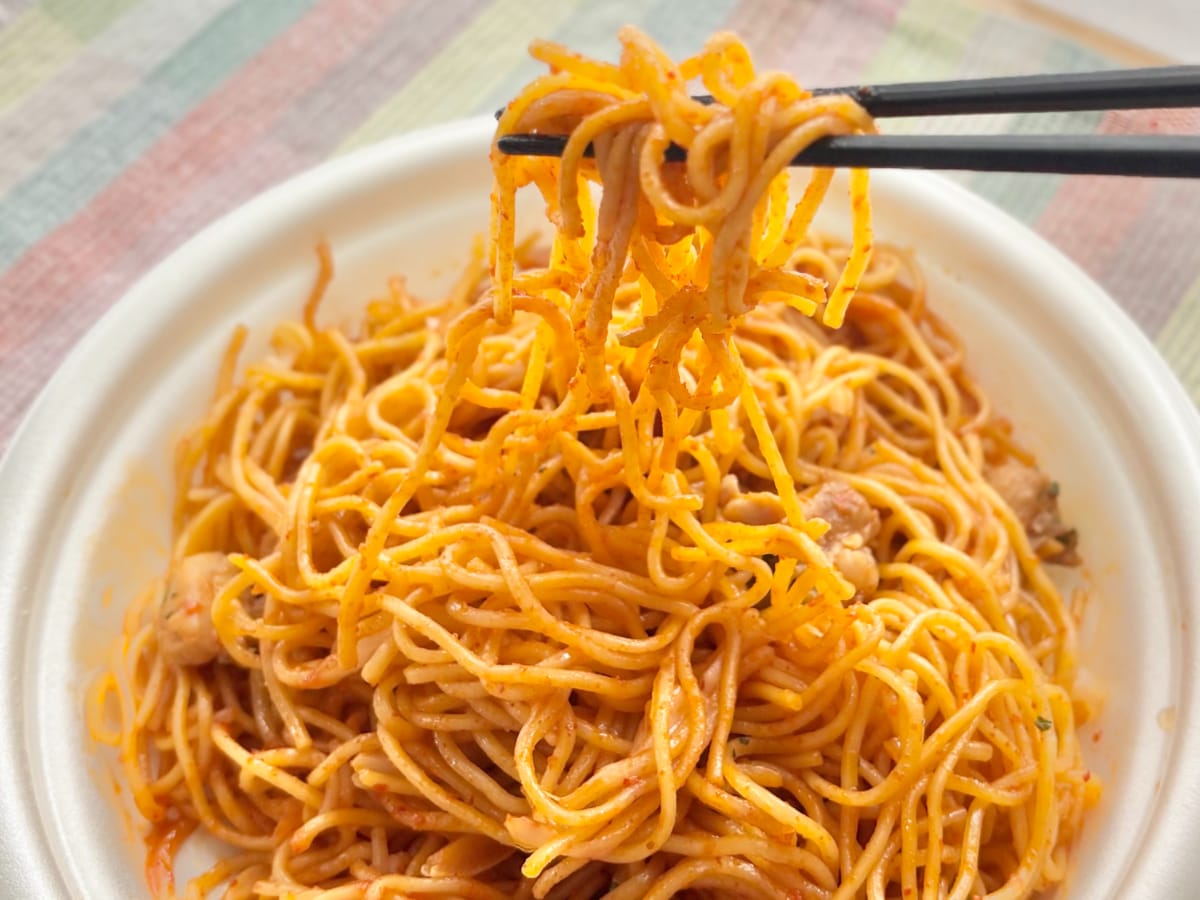 激辛?ちょうどいい?【ファミマ】「ずっと売って」の声も出る新作麺