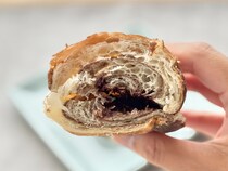 「コンビニのレベルじゃない」【ファミマ】甘じょっぱさにハマる新作パン