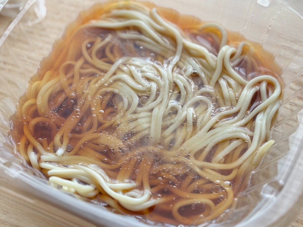 煮干し×昆布がきいてる！【ローソン】の新作麺がクセになるおいしさ