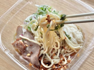 煮干し×昆布がきいてる！【ローソン】の新作麺がクセになるおいしさ