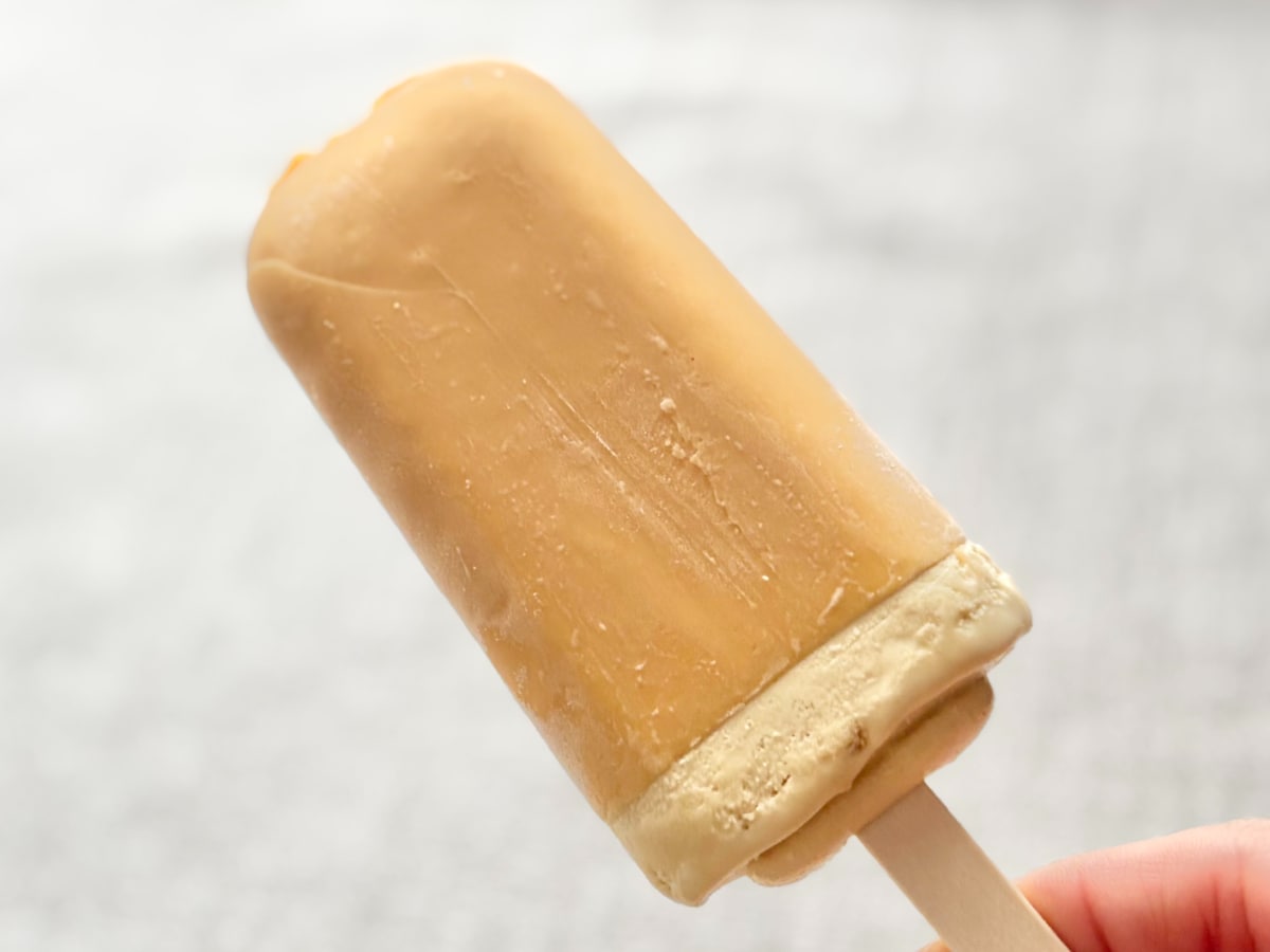 「ズルい」「脳が痺れる」【ファミマ限定】話題の再現アイスを食べてみた