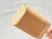 「ズルい」「脳が痺れる」【ファミマ限定】話題の再現アイスを食べてみた
