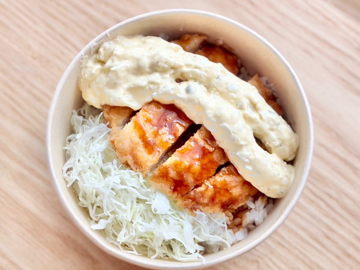 甘辛タレとタルタルが合う！【ローソン】の新作丼は食べ応え十分な一杯