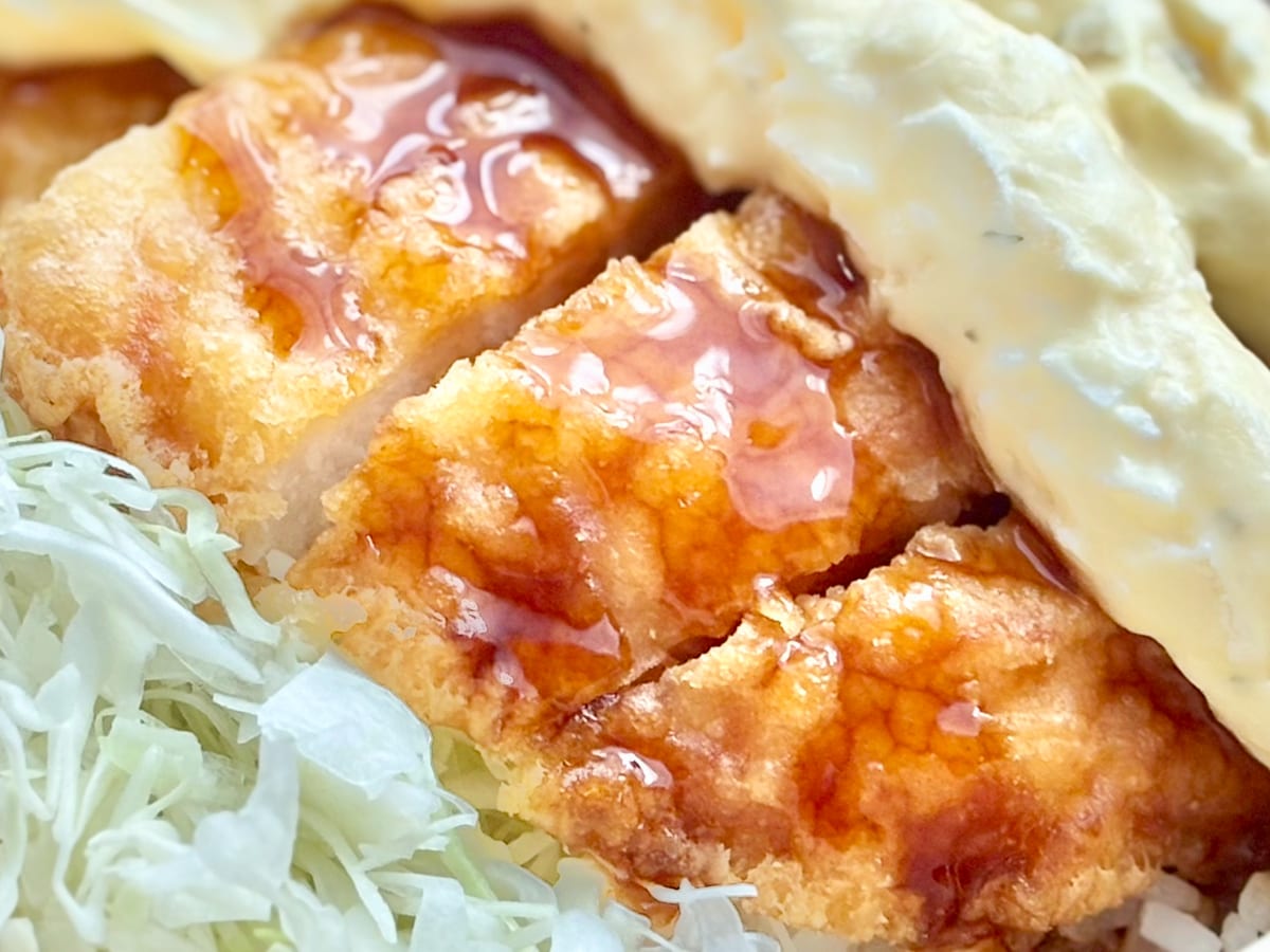 甘辛タレとタルタルが合う！【ローソン】の新作丼は食べ応え十分な一杯