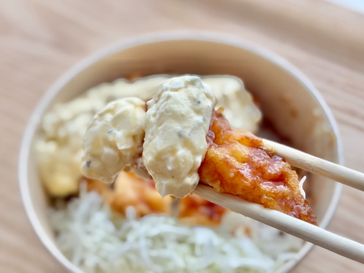 甘辛タレとタルタルが合う！【ローソン】の新作丼は食べ応え十分な一杯