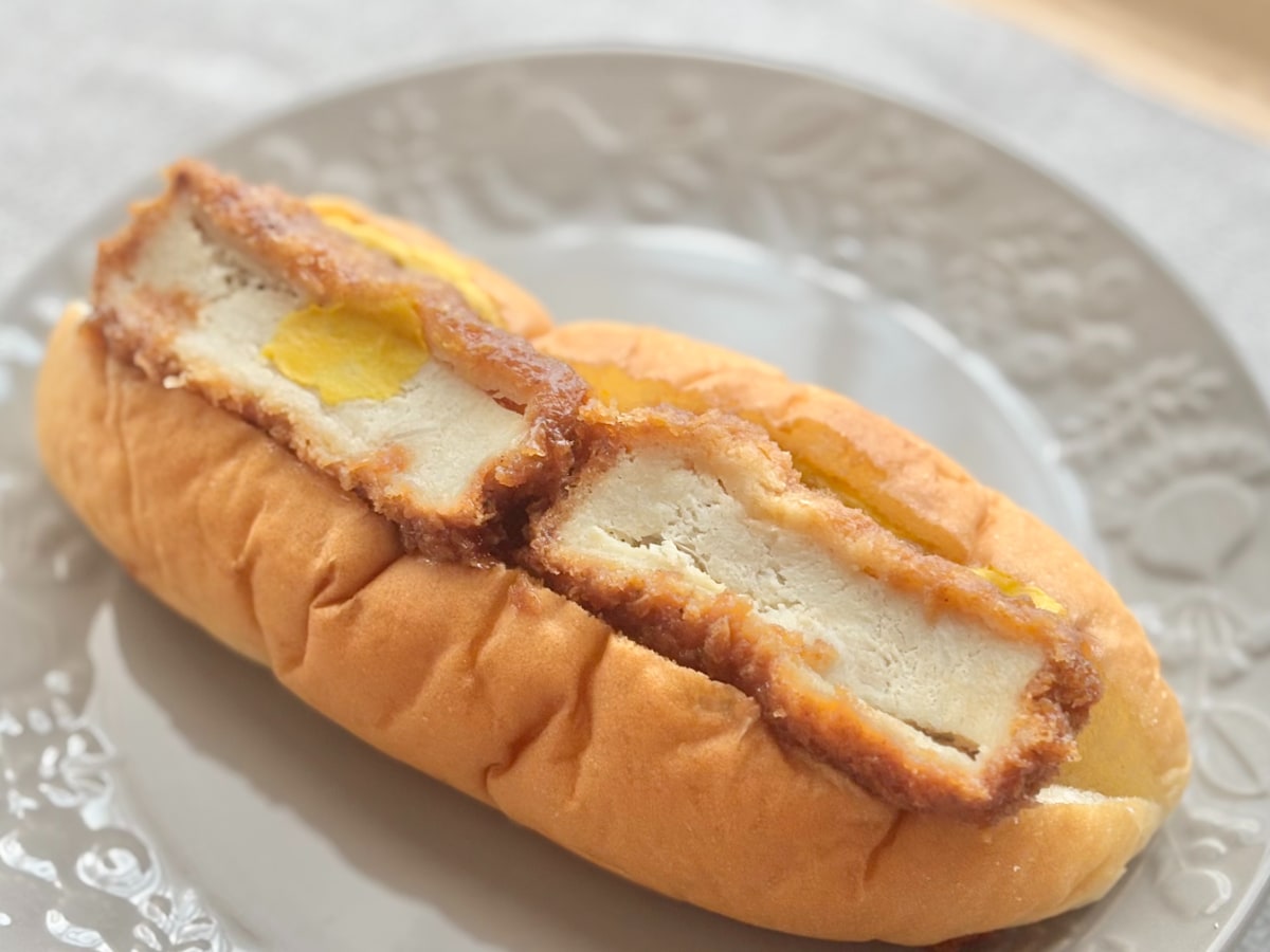 ピリリと辛くて食べ応えも抜群!【ファミマ】に満足度高めの総菜パン