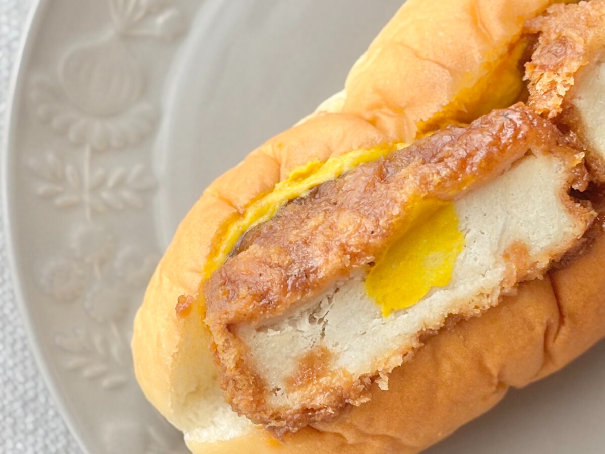 ピリリと辛くて食べ応えも抜群！【ファミマ】に満足度高めの総菜パン