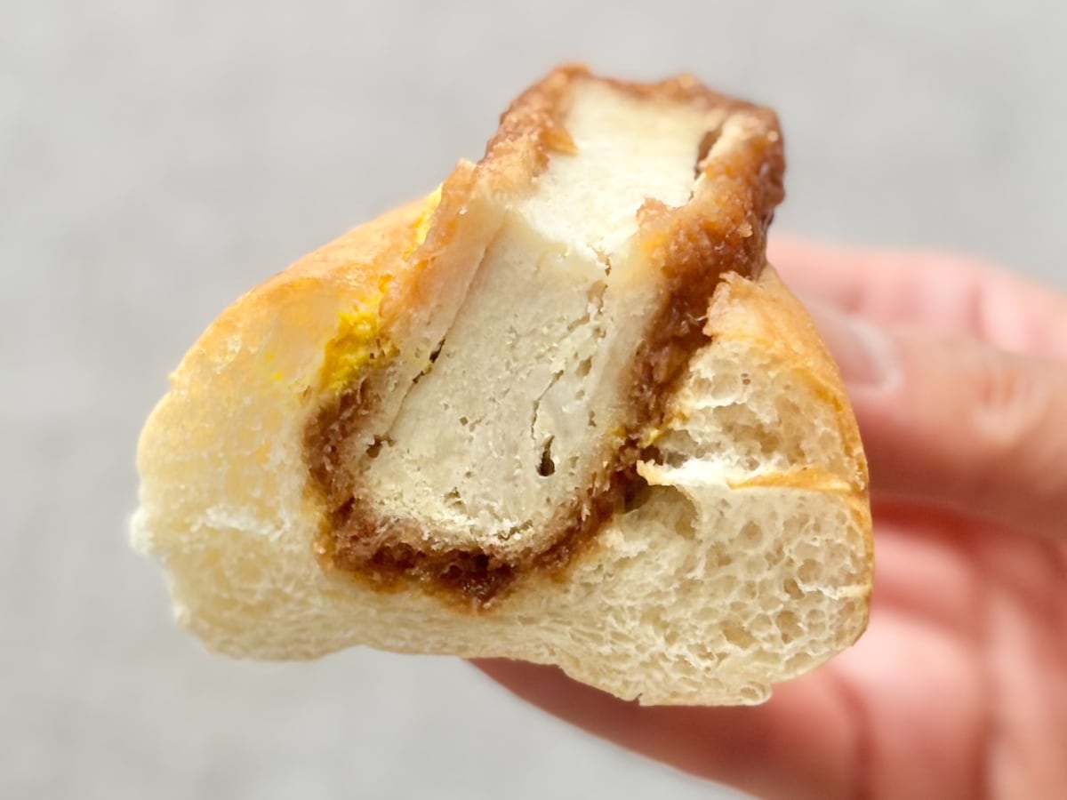 ピリリと辛くて食べ応えも抜群!【ファミマ】に満足度高めの総菜パン