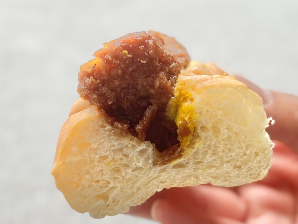 ピリリと辛くて食べ応えも抜群!【ファミマ】に満足度高めの総菜パン