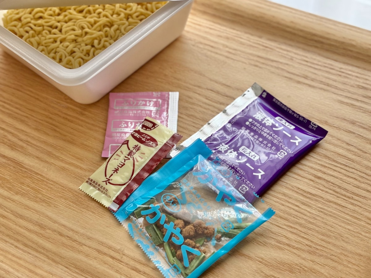 にんにく強めでハマる！【ファミマ】行列店監修のカップまぜそばを実食