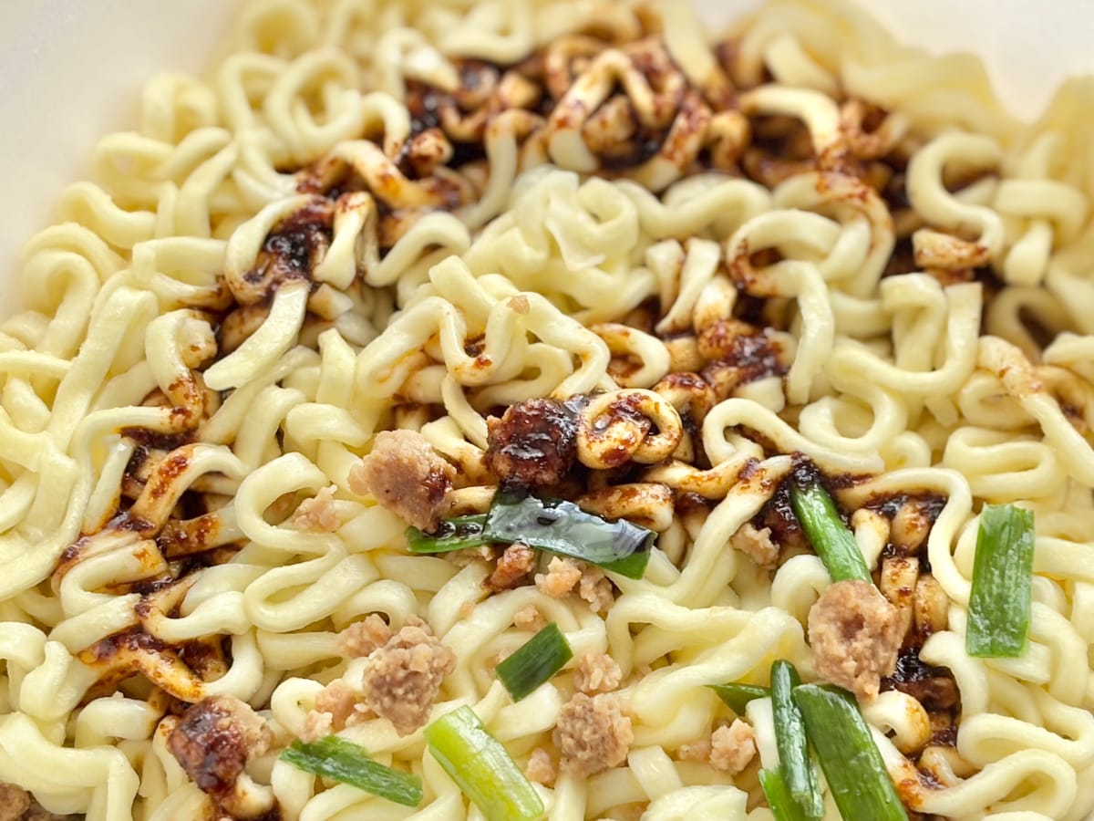 にんにく強めでハマる！【ファミマ】行列店監修のカップまぜそばを実食