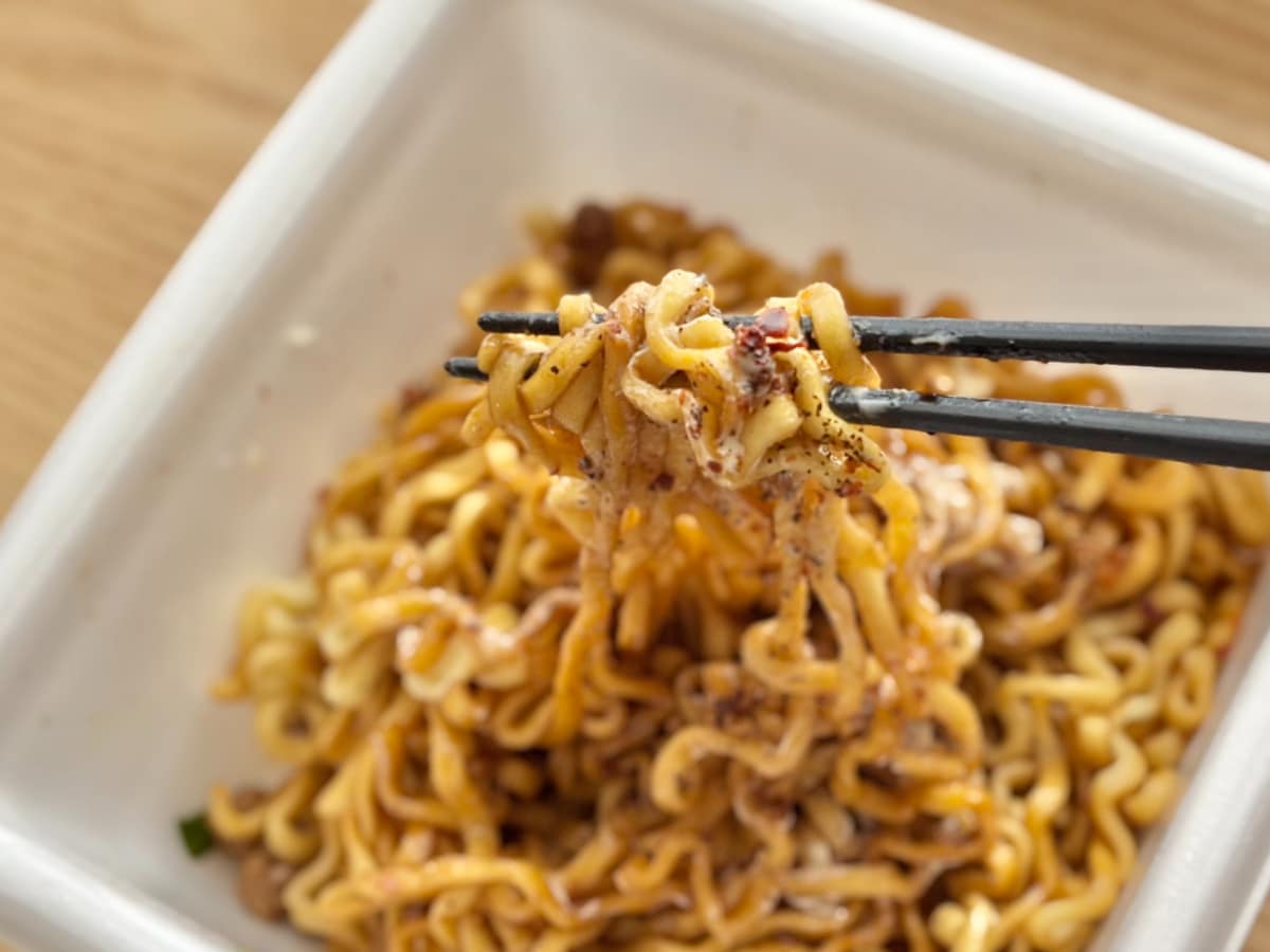 にんにく強めでハマる！【ファミマ】行列店監修のカップまぜそばを実食