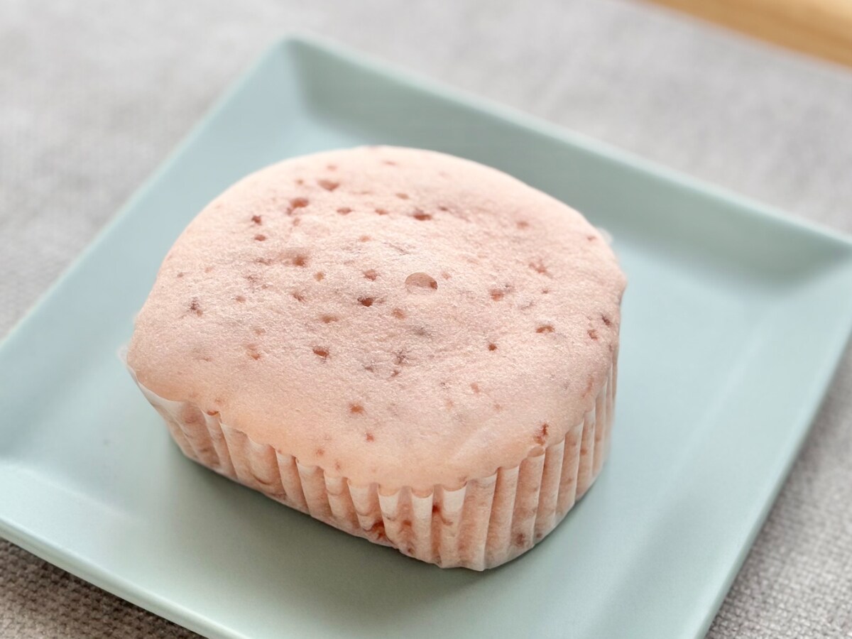 口どけのよさがたまらん♡【ファミマ】のピンクのケーキの正体は?