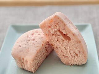 口どけのよさがたまらん♡【ファミマ】のピンクのケーキの正体は？