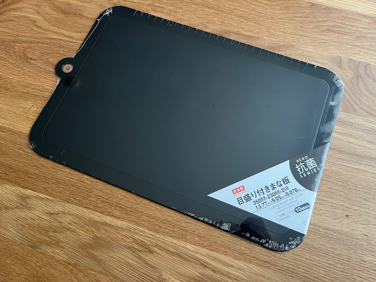 均一に切りやすい！「NERO目盛付きまな板」