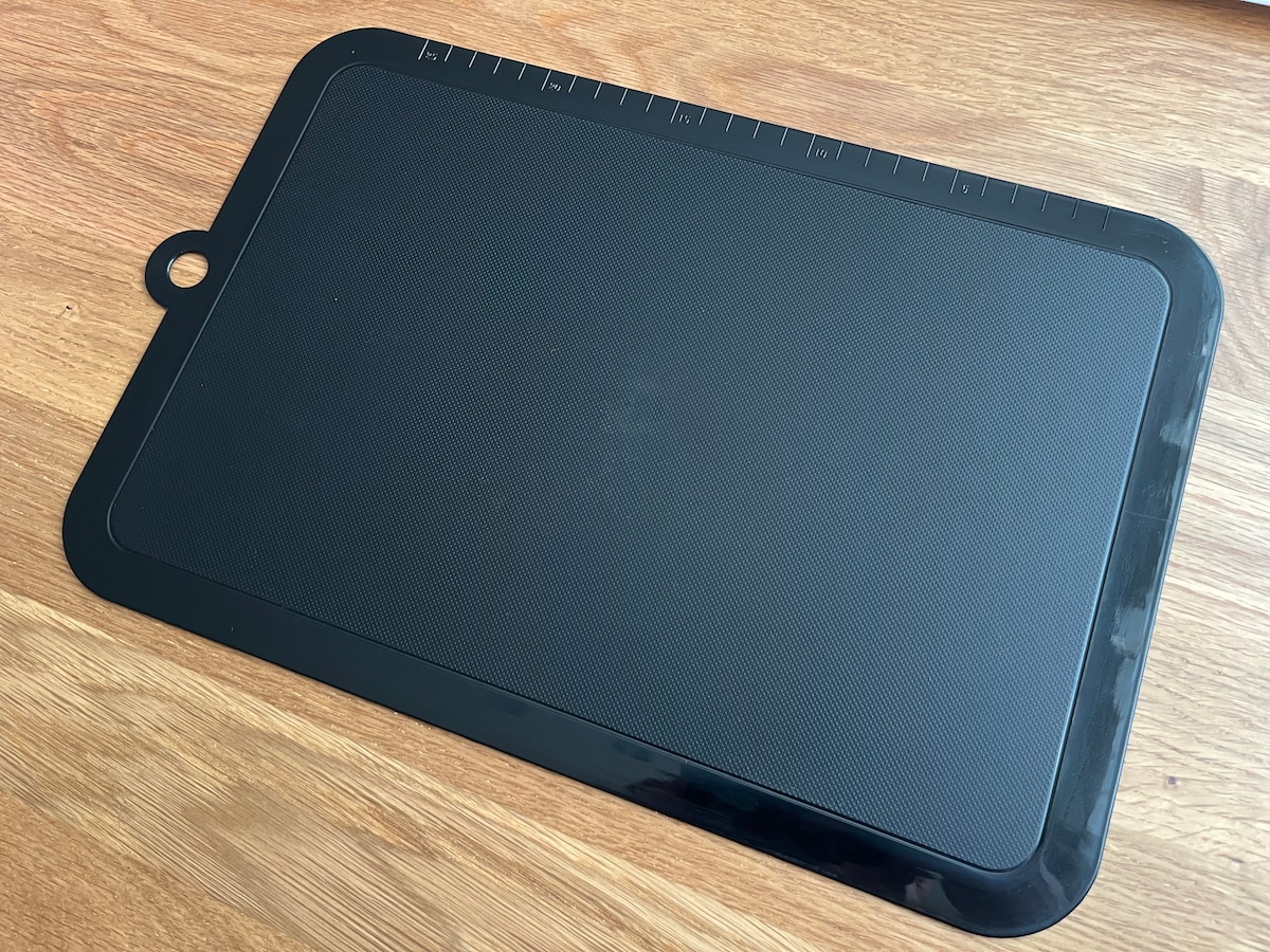 均一に切りやすい！「NERO目盛付きまな板」