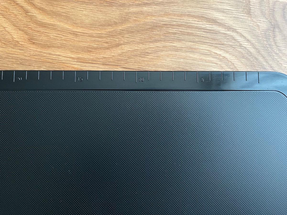 均一に切りやすい！「NERO目盛付きまな板」