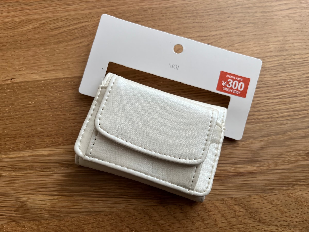 収納力抜群！「キラキラ三つ折りウォレット」