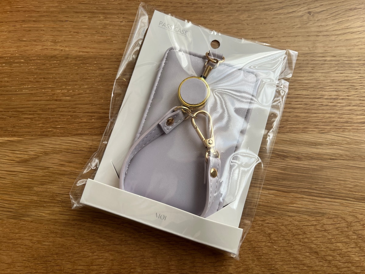 財布とセット使いがおすすめ！「キラキラパスケース」