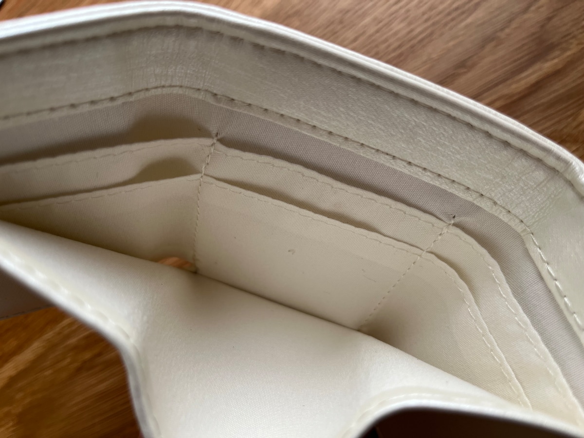 収納力抜群！「キラキラ三つ折りウォレット」