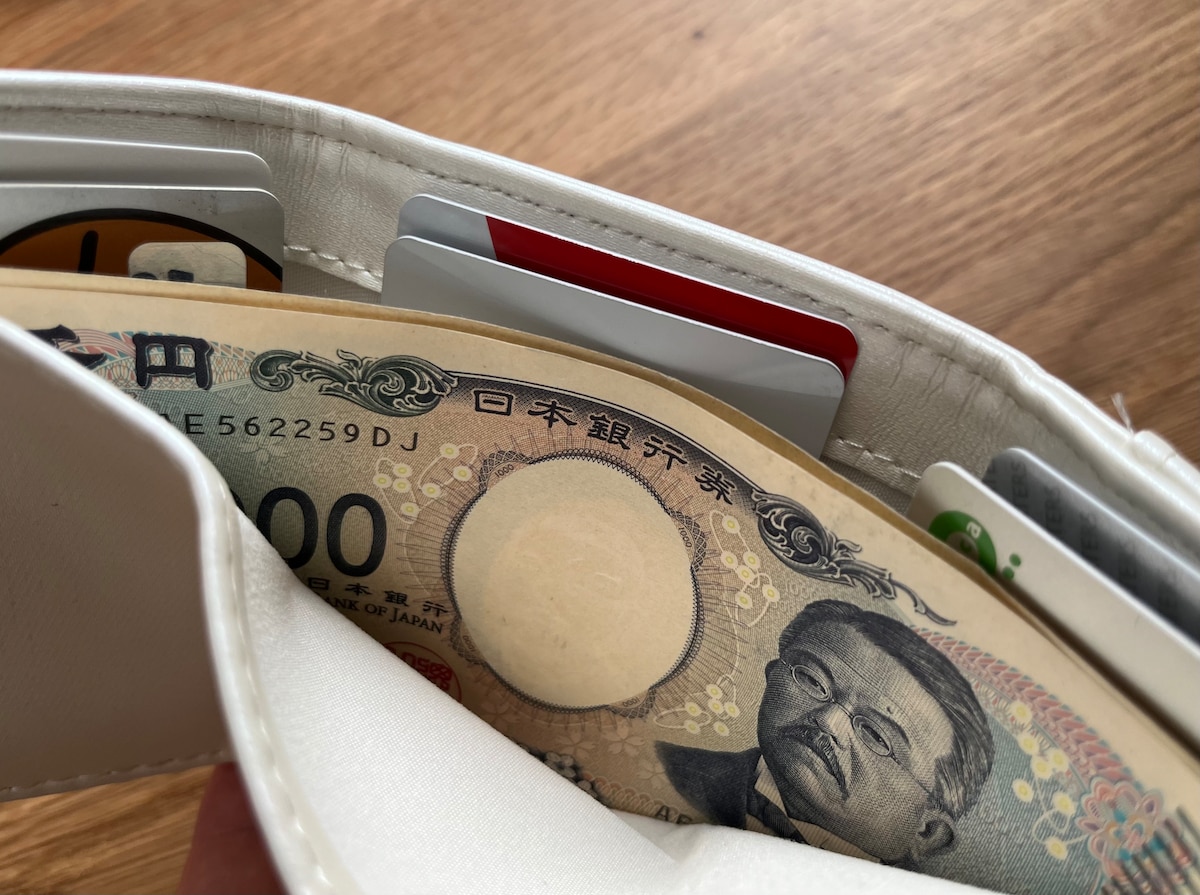 収納力抜群！「キラキラ三つ折りウォレット」