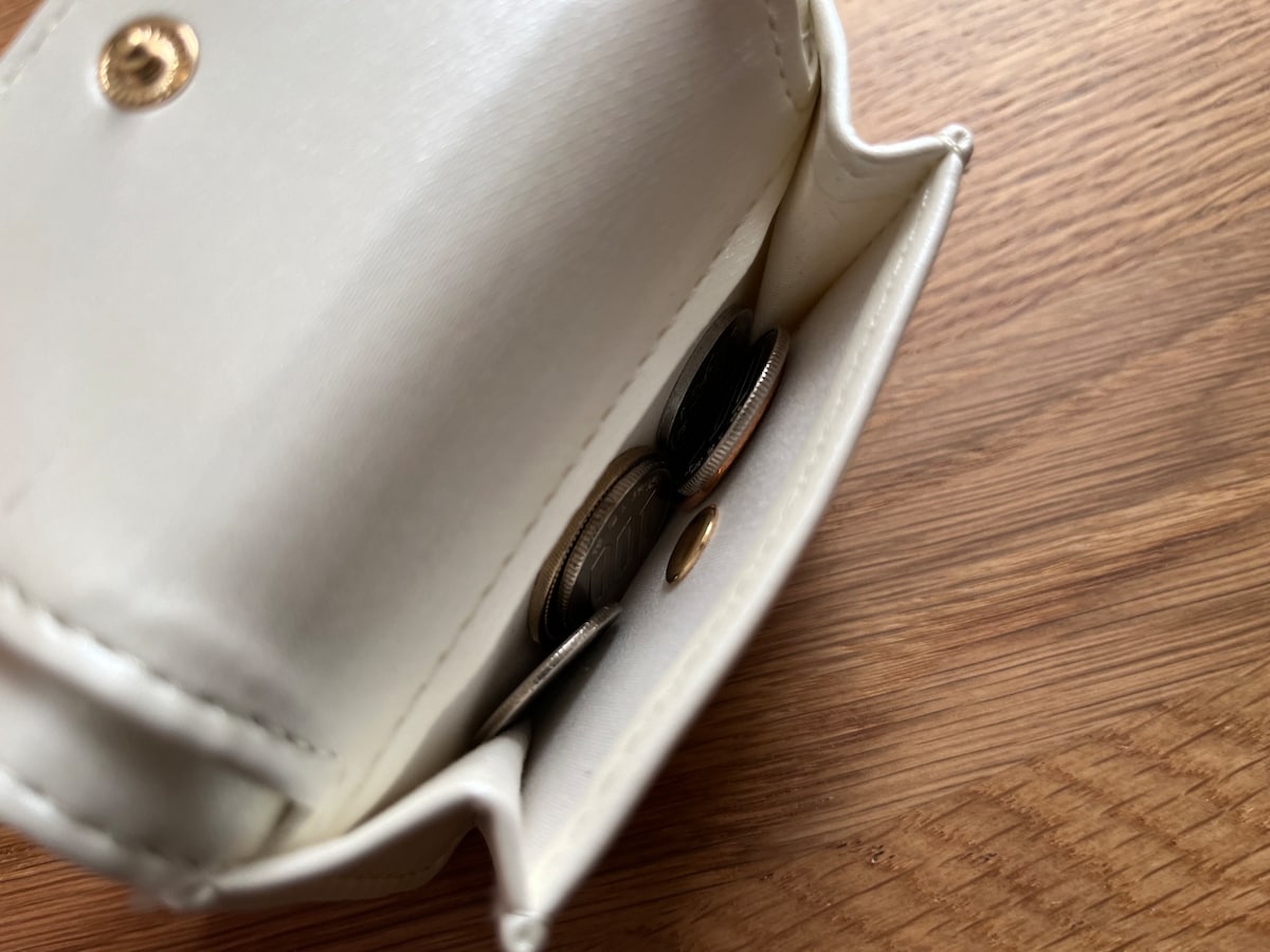 収納力抜群！「キラキラ三つ折りウォレット」