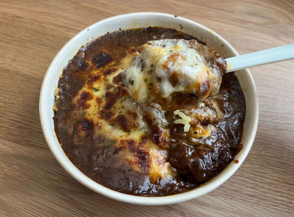 「スパイシーでうまい!」【セブン】カレー好きにおすすめしたい有名店監修のドリアが登場