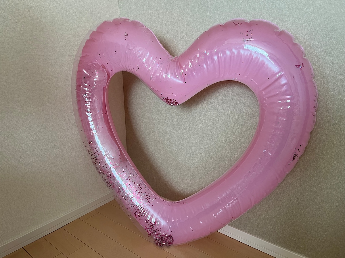 キラキラのラメ入り!「ハート型浮き輪」