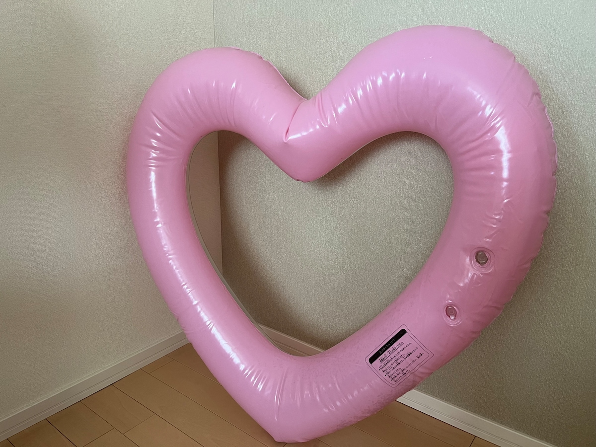 キラキラのラメ入り!「ハート型浮き輪」