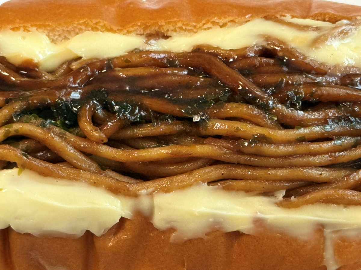 ぶっ飛んでる！【ファミマ】ニンニクが効いた濃い味パンが食欲そそる