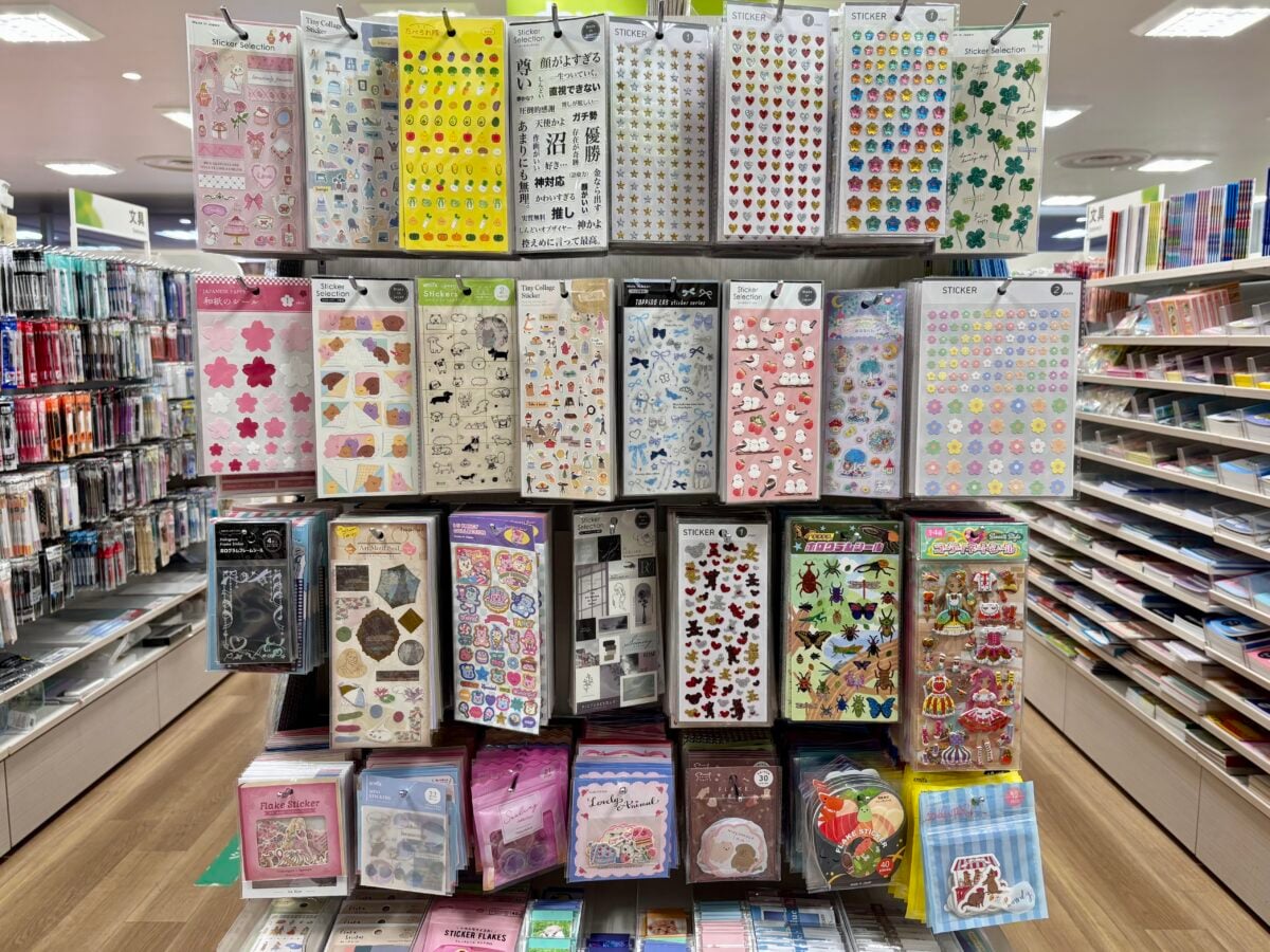 セリアのシールがかわいい&おしゃれ!シールブックやキラキラストーンも♡