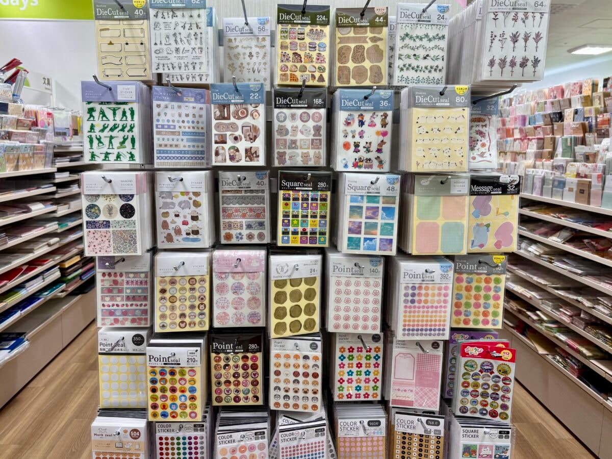 セリアのシールがかわいい&おしゃれ!シールブックやキラキラストーンも♡