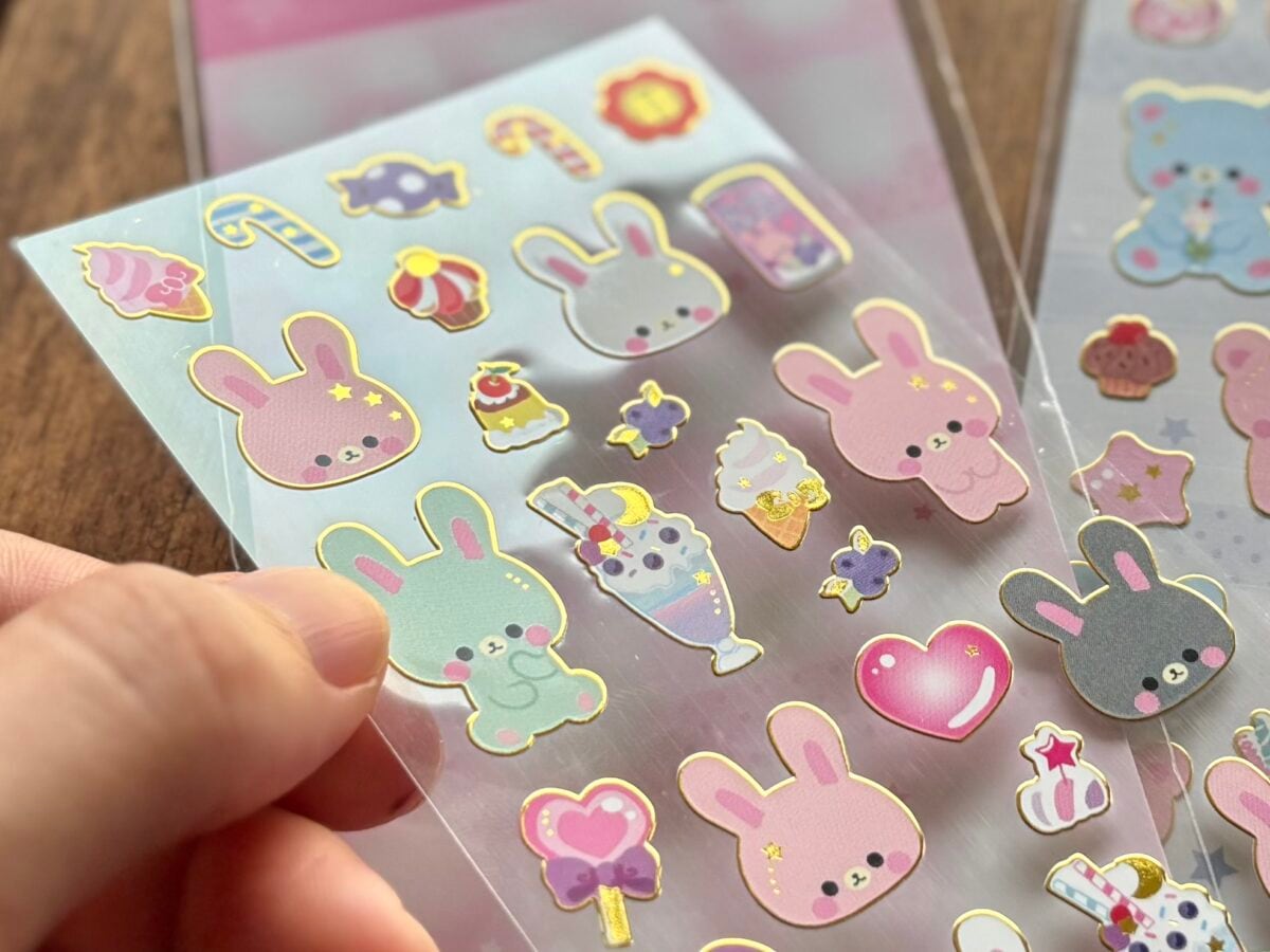 セリアのシールがかわいい&おしゃれ!シールブックやキラキラストーンも♡