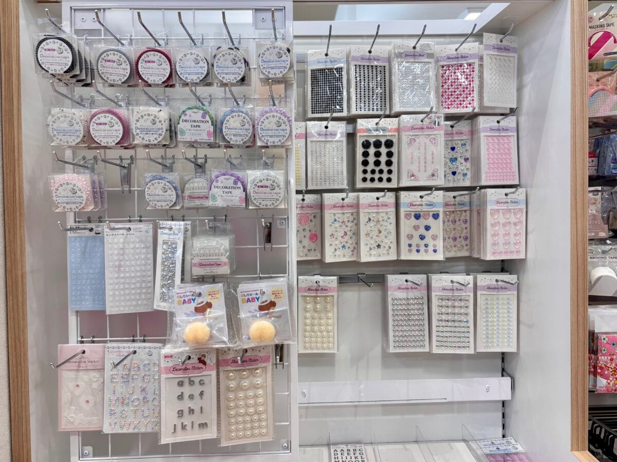 セリアのシールがかわいい&おしゃれ!シールブックやキラキラストーンも♡