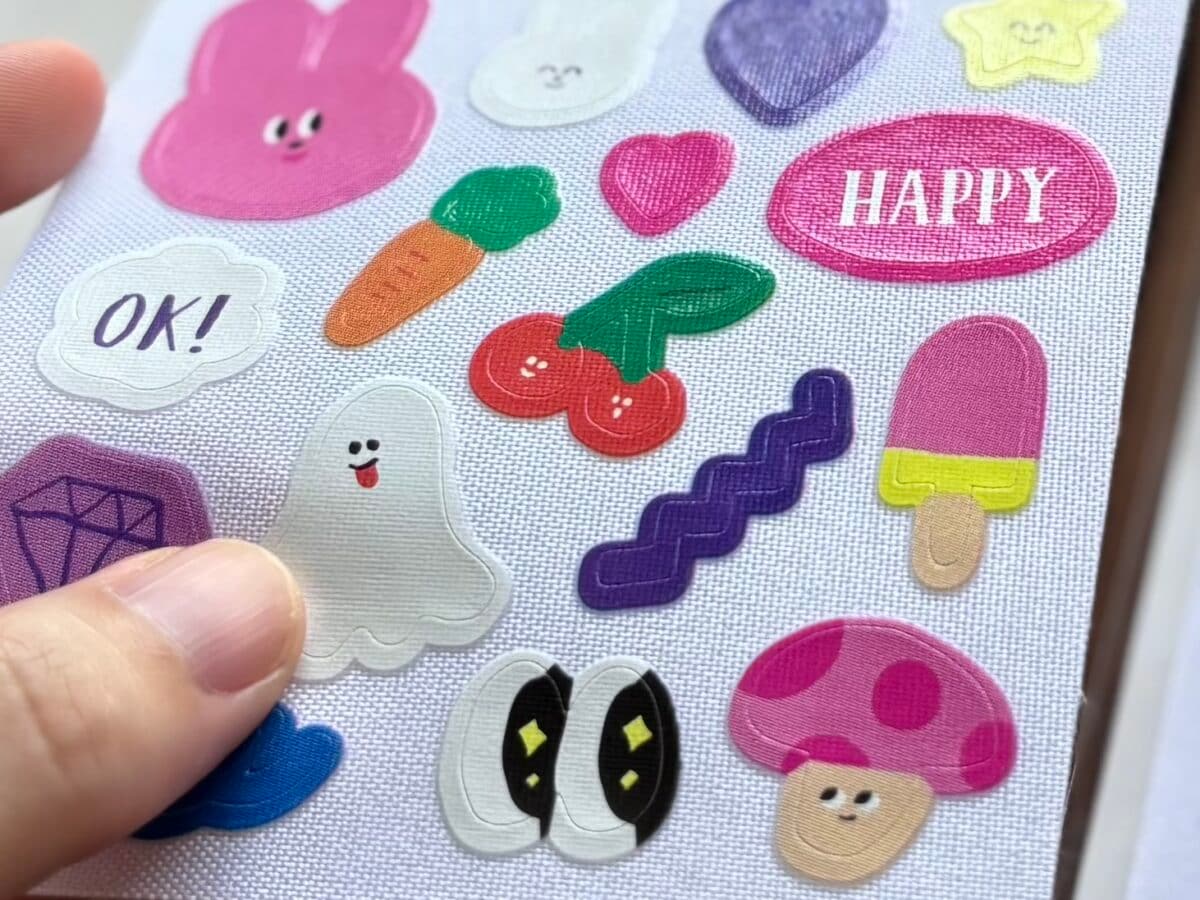 セリアのシールがかわいい&おしゃれ!シールブックやキラキラストーンも♡