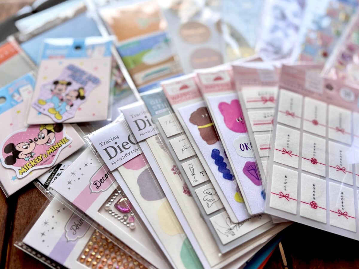 セリアのシールがかわいい&おしゃれ!シールブックやキラキラストーンも♡