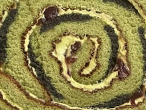 抹茶生地とあんこの相性抜群【ファミマ】数量限定ロールケーキが登場